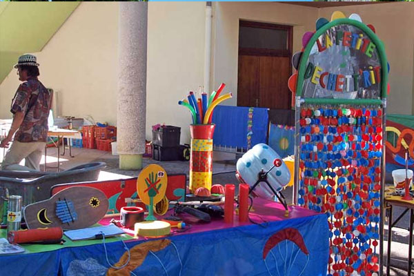 Thônes Art Recup' Festival Exposition de meubles et d'objets décoratifs en papier maché, démonstration de création de meubles, atelier de fabrication d'instruments de musi