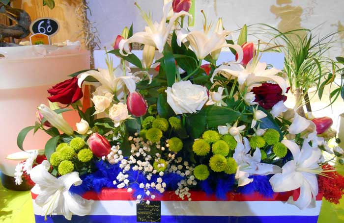 composition florale Bouton d'Or Artisan fleuriste