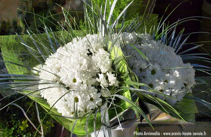 fleuriste décorateur fleurs blanches pleine de fraîcheur