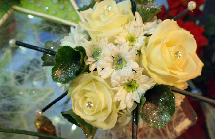 Création florale fleurs de fêtes roses et paillettes