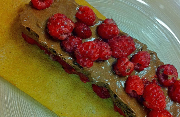 mousse au chocolat et framboise fraîches dessert maison thônes