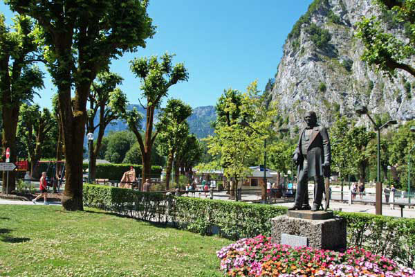Monument dédié à Joseph Avet bienfaiteur Thônes Bienfaiteur de la ville de thônes