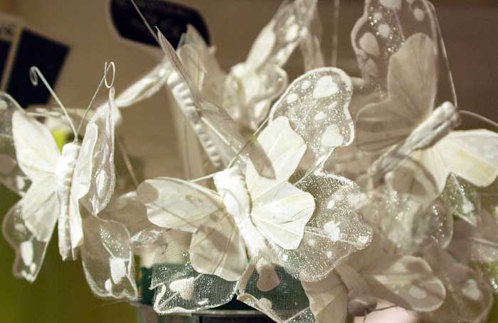 décoration florale avec des objets en tissus