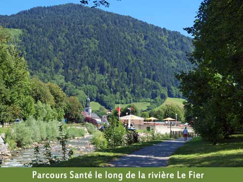 situé le long de la rivière du Fier