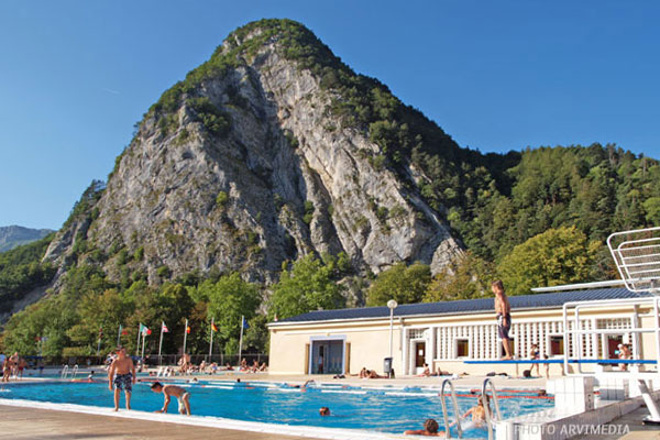 Piscine de Thônes piscine ouverte pendant la saison d'été vacances en haute savoie