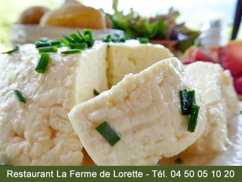 dans ce restaurant la cuisine est préparée à base de produits locaux fromages charcuterie et desserts maison La Ferme de Lorette