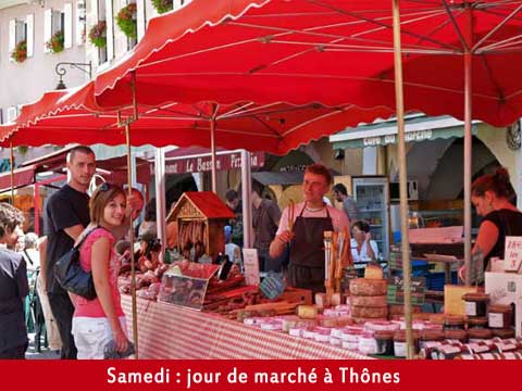 sur la place du village marché traditionnel touristique de Haute Savoie