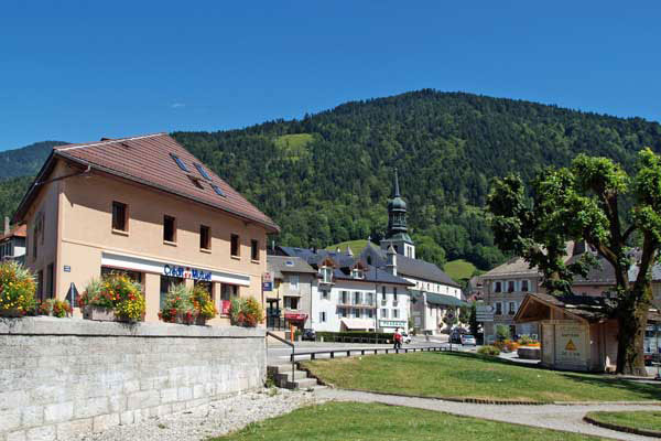 Petite ville de montagne Haute Savoie Ville touristique de Thônes, proche des stations de ski de La Clusaz et du Grand Bornand