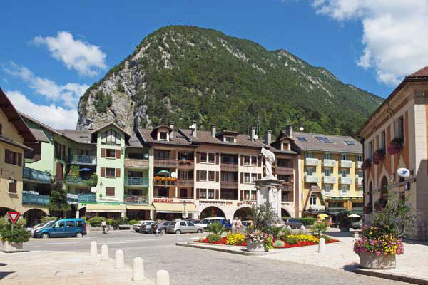 ville de Thônes Haute Savoie place de la mairie Place de l'hôtel de ville, vacances sportive en Haute Savoie